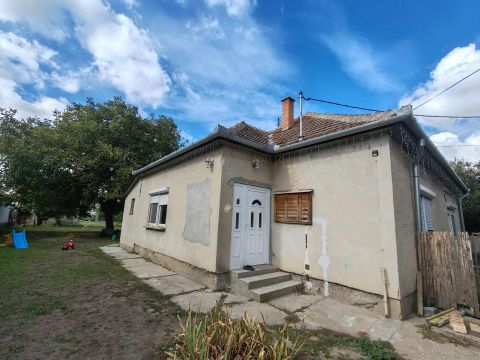 Eladó Ház 6080 Szabadszállás nappali+2 szobás, nagy kertes ház