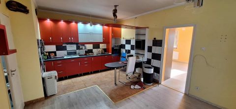 Eladó Lakás 1183 Budapest 18. kerület , Tágas, világos, két külön nyíló szobával és 10 nm-es terasza