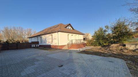 Eladó Ház 6035 Ballószög Nappali+3 szobás, pincés új ház, 1030nm telken.