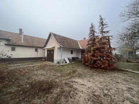 Eladó Ház 6221 Akasztó Eladó Akasztón a csengődi úton egy 80 nm családi ház!