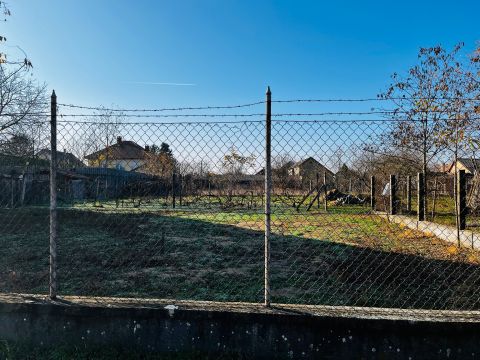 Eladó Telek 2251 Tápiószecső 660 nm-es belterületi telek, csatorna bekötéssel!