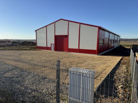 Eladó Ipari 8246 Tótvázsony , TÓTVÁZSONY FODOR IPARI PARKBAN 1000 nm es csarnok!