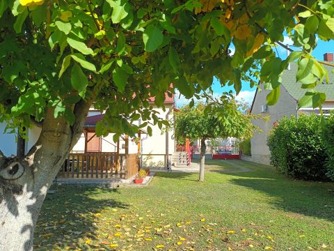 Eladó Ház 8000 Székesfehérvár Fecskepart csendes utcájában