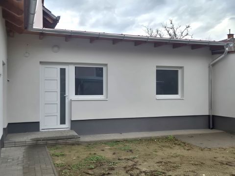 Kiadó Lakás 1039 Budapest 3. kerület , Felújított kertkapcsolatos lakás/iroda kiadó Csillaghegyen