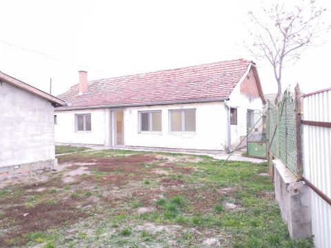 Eladó Ház 6080 Szabadszállás , Vasútállomástól nem messze, két generációnak is kilakítható