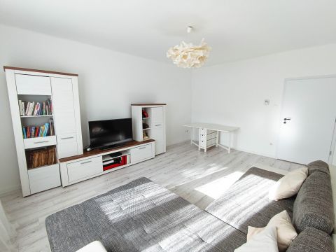 Kiadó Lakás 6000 Kecskemét , Felújított, földszinti nappali+2 szobás lakás a belvárosban