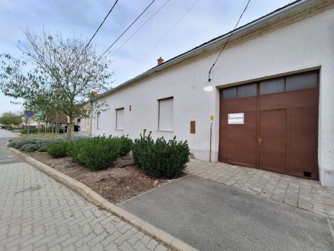 Eladó Ház 7773 Villány ==== Villány központjában felújítandó családi ház====