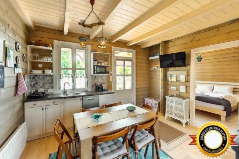 Eladó Vendéglátás 2700 Cegléd , Több házból álló kényelmet és nyugalmat biztosító komplexum.