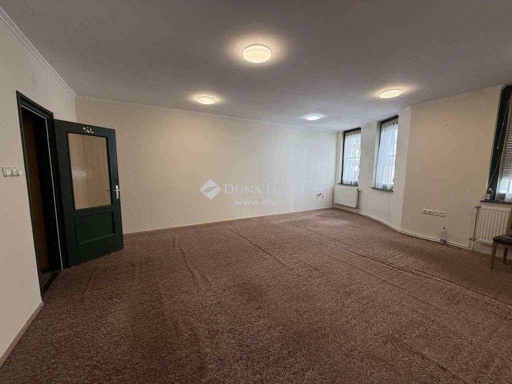 6000 Kecskemét , A BELVÁROSBAN KIADÓ IRODASZOBA – 36 m² — 1/8