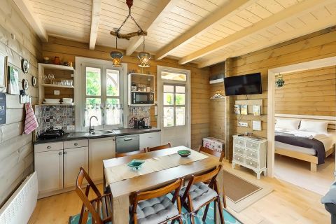 Eladó Vendéglátás 2700 Cegléd , Több házból álló kényelmet és nyugalmat biztosító komplexum.