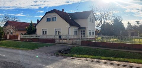 Eladó Ház 7434 Mezőcsokonya , ***Szabadság utca, 2 szintes, nappali + 6 szobás családi ház