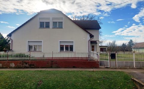 Eladó Ház 7434 Mezőcsokonya ***Szabadság utca, 2 szintes, nappali + 6 szobás családi ház