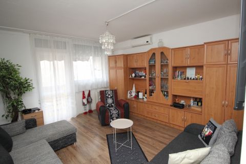 Eladó Lakás 6000 Kecskemét , 2,5 szobás erkélyes lakás a Széchenyivárosban