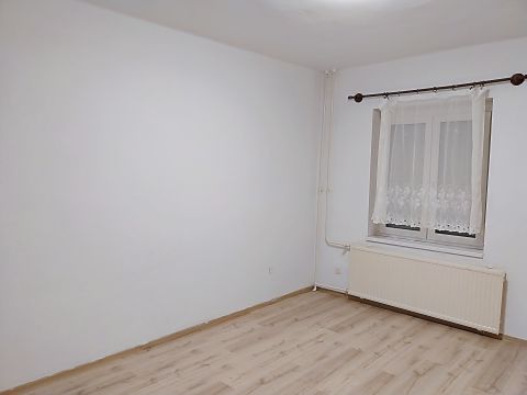 Kiadó Lakás 2840 Oroszlány , 35 m2-es, magasföldszinti, egyszobás, jó állapotú kiadó.