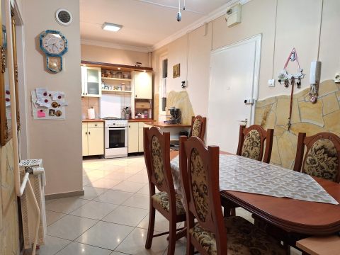 Eladó Lakás 6000 Kecskemét ELSŐ EMELETI 3 SZOBÁS LAKÁS