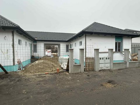 Eladó Ház 2730 Albertirsa , ALBERTIRA VÁROSKÖZPONTJÁBAN-VASÚTÁLLOMÁSHOZ KÖZEL