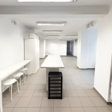 Eladó Üzlethelyiség 1097 Budapest 9. kerület , Utcai bejárattal rendelkező ÜZLETHELYISÉG akár bérlővel 