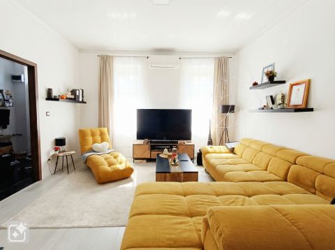 Eladó Lakás 1054 Budapest 5. kerület , A Parlament mellett, emeleti, napfényes, felújított!