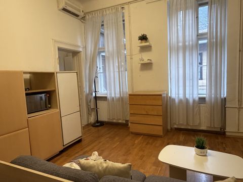 Eladó Lakás 1073 Budapest 7. kerület Akácfa utcában körúton belül 3 szobás jó állapotú lakás