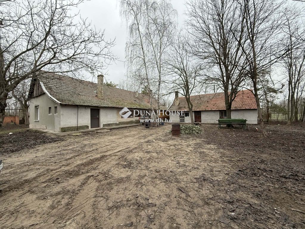 6120 Kiskunmajsa , 18 HEKTÁROS TERÜLETEN CSALÁDI HÁZ ÉS GAZDÁLKODÁSRA  ALKALMAS TÖBB SZÁZ m2-es ÉPÜLETEGYÜTTES — 1/24