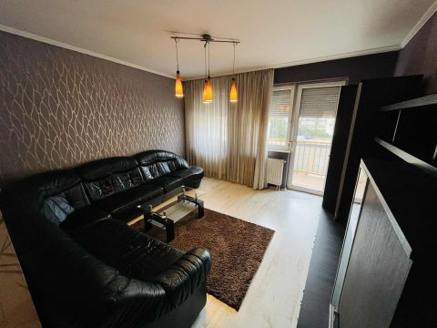 Kiadó Lakás 6000 Kecskemét 2,5 szobás, 1. emeleti, modern lakás a Jókai utcán