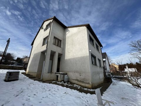 Eladó Ház 7628 Pécs , Családi házas részén eladó 3 szintes családi ház. 