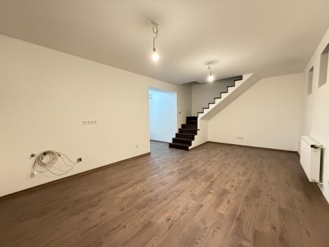 Eladó Lakás 1201 Budapest 20. kerület Felújított,azonnal költözhető,gk beálló,udvar 3-as lakás