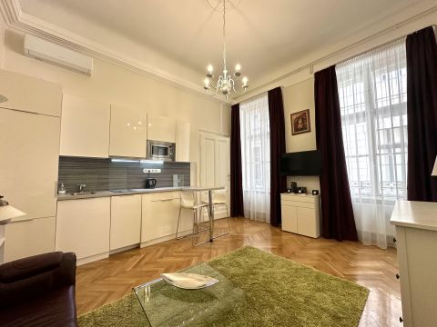 Kiadó Lakás 1052 Budapest 5. kerület , Régi posta utca,felújított,bútorozott-gépesített,nappali+2