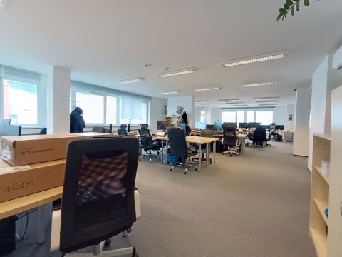 Kiadó Iroda 6000 Kecskemét , Kisfaludy utca, SZMT székház 2. emeleti 201 nm-es iroda