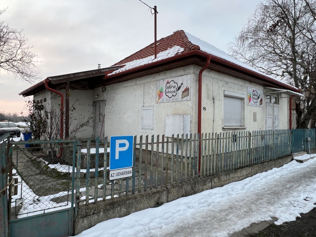 8125 Sárkeresztúr , Cukrászdaként működő családi ház — 1/17