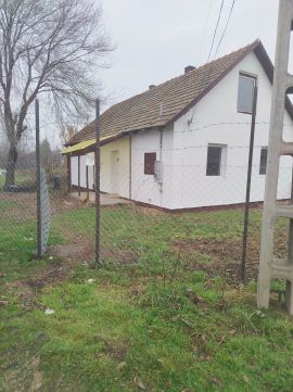 Eladó Ház 2765 Farmos Szigetelt téglaház, rendezett, csendes utcában