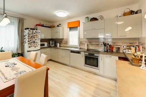 Eladó Ház 6000 Kecskemét NAPELEMES,nappali+3 szobás, DUPLA FÜRDŐS családi ház!