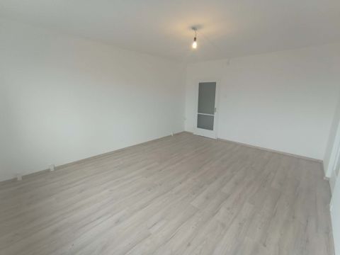 Eladó Lakás 6000 Kecskemét Kecskemét Arady Vértanúk terén 2 emeleti lakás eladó!