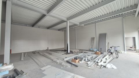 Kiadó Ipari 6000 Kecskemét Új építésű 225nm üzlethelyiség/raktár kiadó.