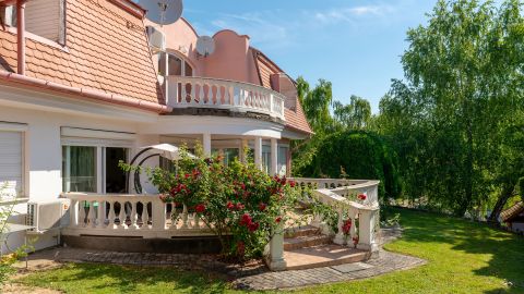 Eladó Ház 8600 Siófok , Eladó családi ház wellness részleggel és medencével – Siófok