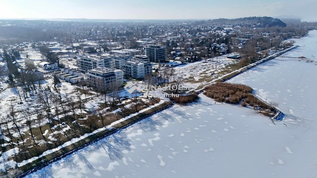 8638 Balatonlelle , Vízparti Nappali + 3 Szobás Prémium lakás Balatonlellén — 1/15