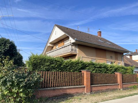 Eladó Ház 2750 Nagykőrös Nagycsaládosoknak is alkalmas rendezett ház dupla garázzsal