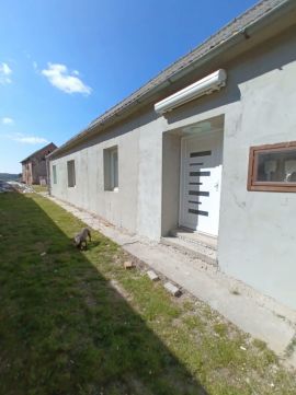 Eladó Ház 8858 Porrogszentkirály , Porrogszentkirály falujának főutcájában nagy családi ház eladó telekkel! 