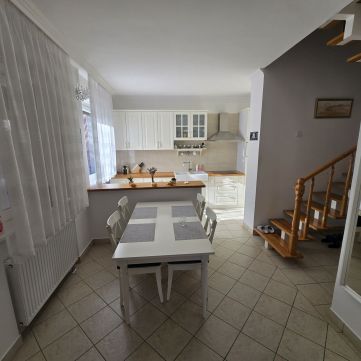 Eladó Ház 6000 Kecskemét FELÚJÍTOTT NAPPALI+2 SZOBÁS CSALÁDI HÁZ!