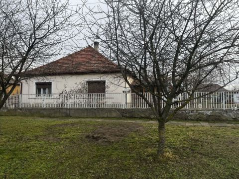 Eladó Ház 6421 Kisszállás , Központhoz közel