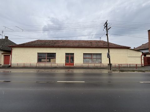 Eladó Üzlethelyiség 6343 Miske , Központban található üzlethelyiség és raktár