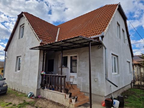 Eladó Ház 2200 Monor , Monoron közel a Kis-tóhoz eladó nagy családi ház+ 1kis ház