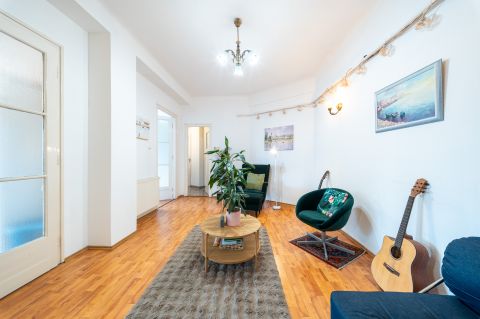 Eladó Lakás 1081 Budapest 8. kerület , Metróközeli, utcai nézetű, világos, jól alakítható lakás 