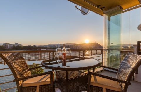 Kiadó Lakás 1095 Budapest 9. kerület Duna Pest Rezidenciában, dunai panorámás, 2 teraszos, lakás