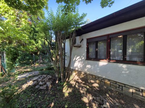 Eladó Ház 8600 Siófok Sóstó, hangulatos balatoni nyaraló, 2 utcára nyíló telekkel