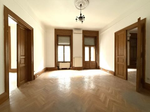 Eladó Lakás 1064 Budapest 6. kerület Vörösmarty utcában, akár 2 lakássá alakítható