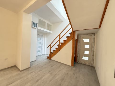 Eladó Lakás 1195 Budapest 19. kerület , Felújított,belső két szintes,nappali+3 szoba,kis udvarrész