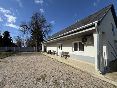 Eladó Ház 8127 Aba , központ közeli