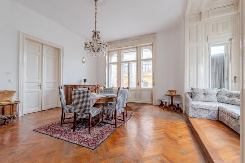 Eladó Lakás 1054 Budapest 5. kerület Parlament mellett egy impozáns ingatlan, ritkaság a piacon!