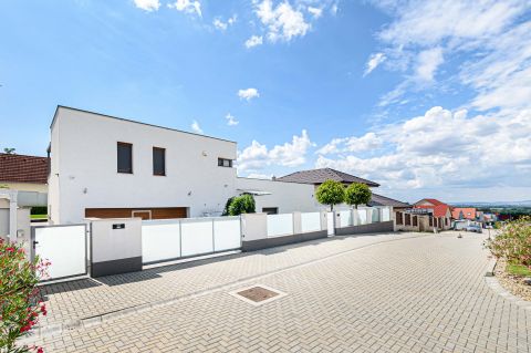 Eladó Ház 2141 Csömör Csömör Középhegy panorámás luxus családi ház kétgenerációs